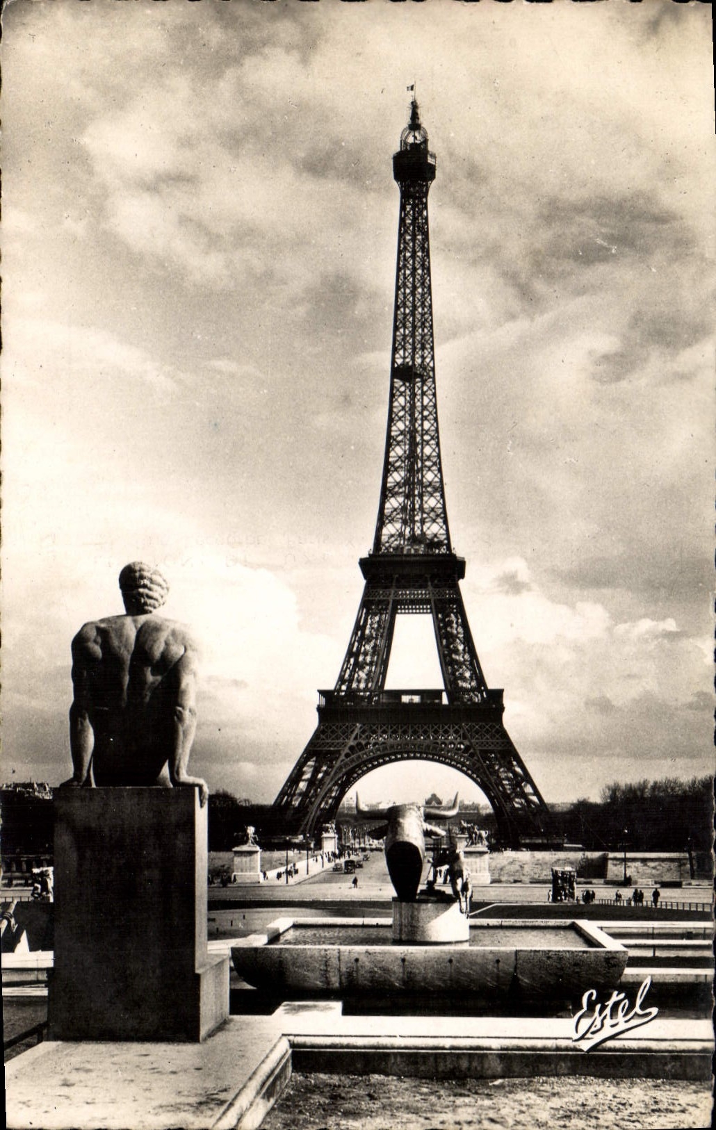 CPM Paris La Tour Eiffel vue des Jardins du Palais de Chaillot 