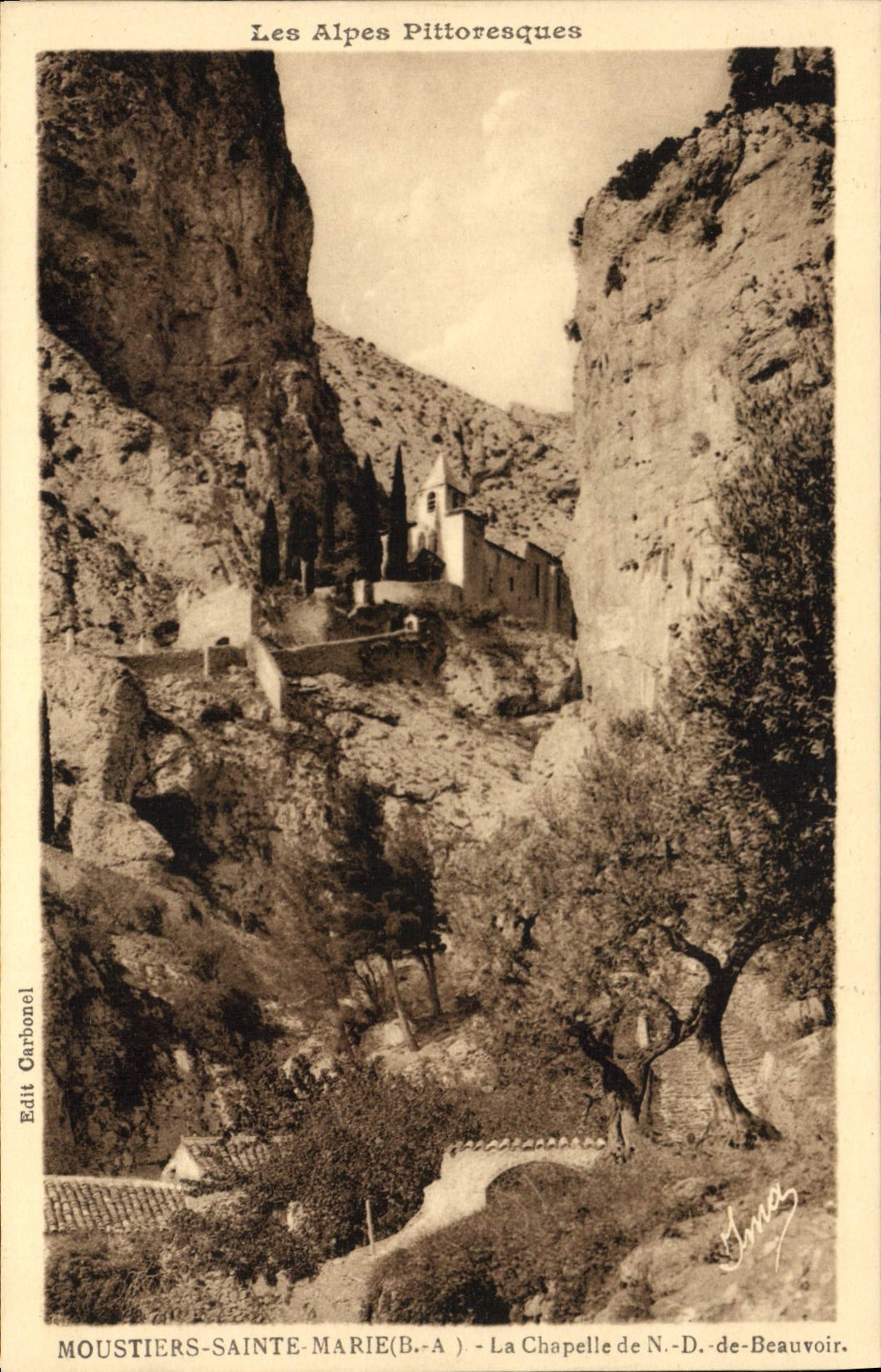 CPM Les Alpes Pittoresque Moustiers Sainte Marie B A la chapelle de N D de Beauvoir 