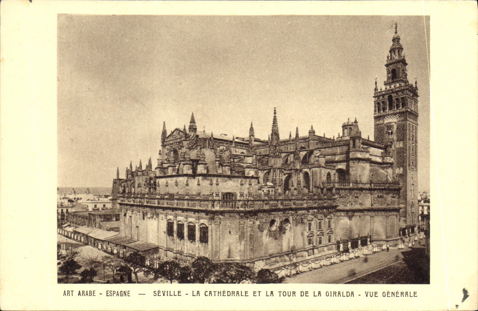 CPM Espagne Seville La Cathedralle et la Tour de la Giralda Vue Generale 