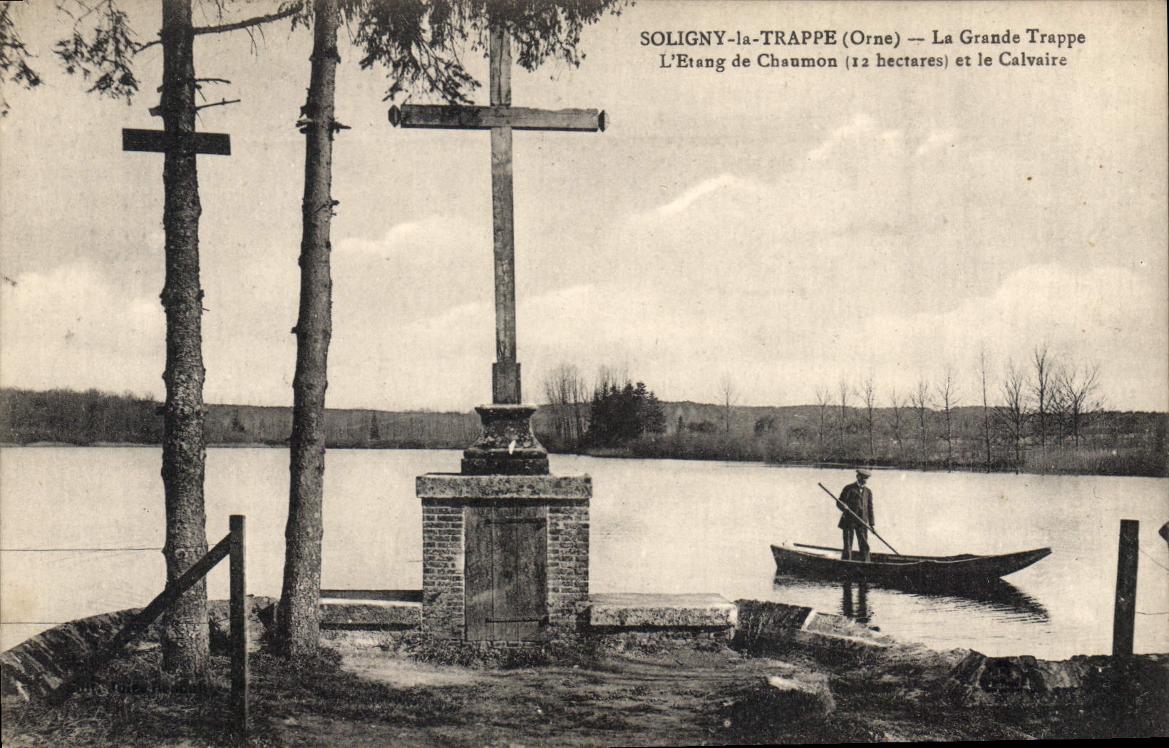 Soligny-la-Trappe (Orne) — L'Etang de Chaumon (12 hectares) et le Calvaire