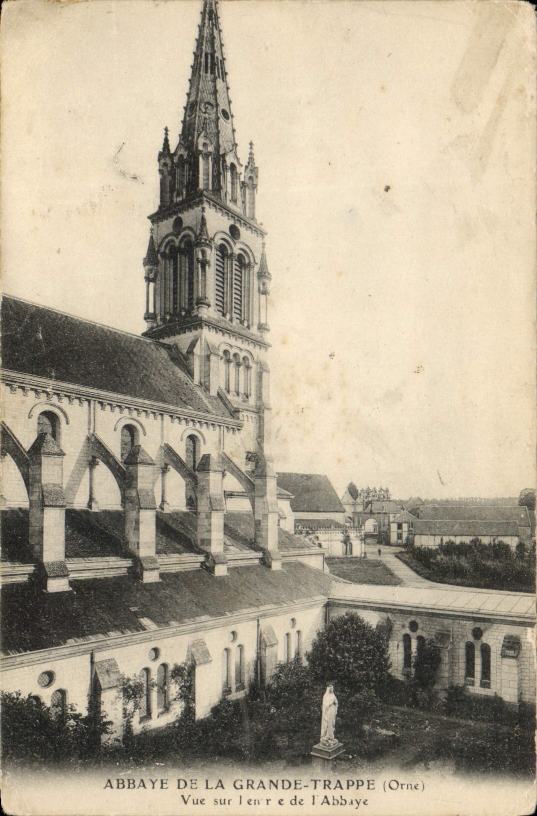 Abbaye de la Grande-Trappe (Orne) — Vue sur l'entrée de l'abbaye — éditeur non identifié