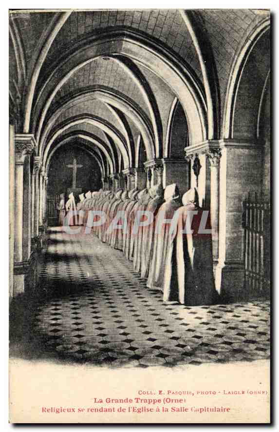 CPA La Grande Trappe Orne Religieux se redant de l'Eglise a la Salle Capitulaire 
