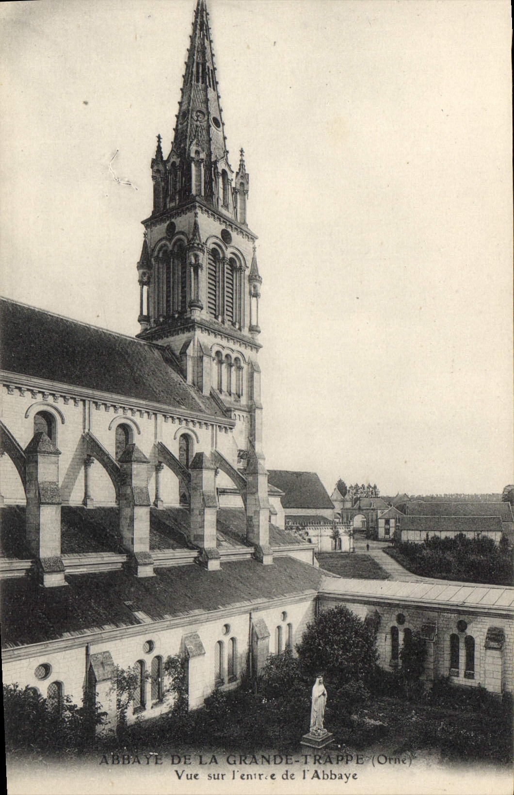 Abbaye de La Grande-Trappe (Orne) — Vue sur l'entrée de l'Abbaye — éditeur non visible