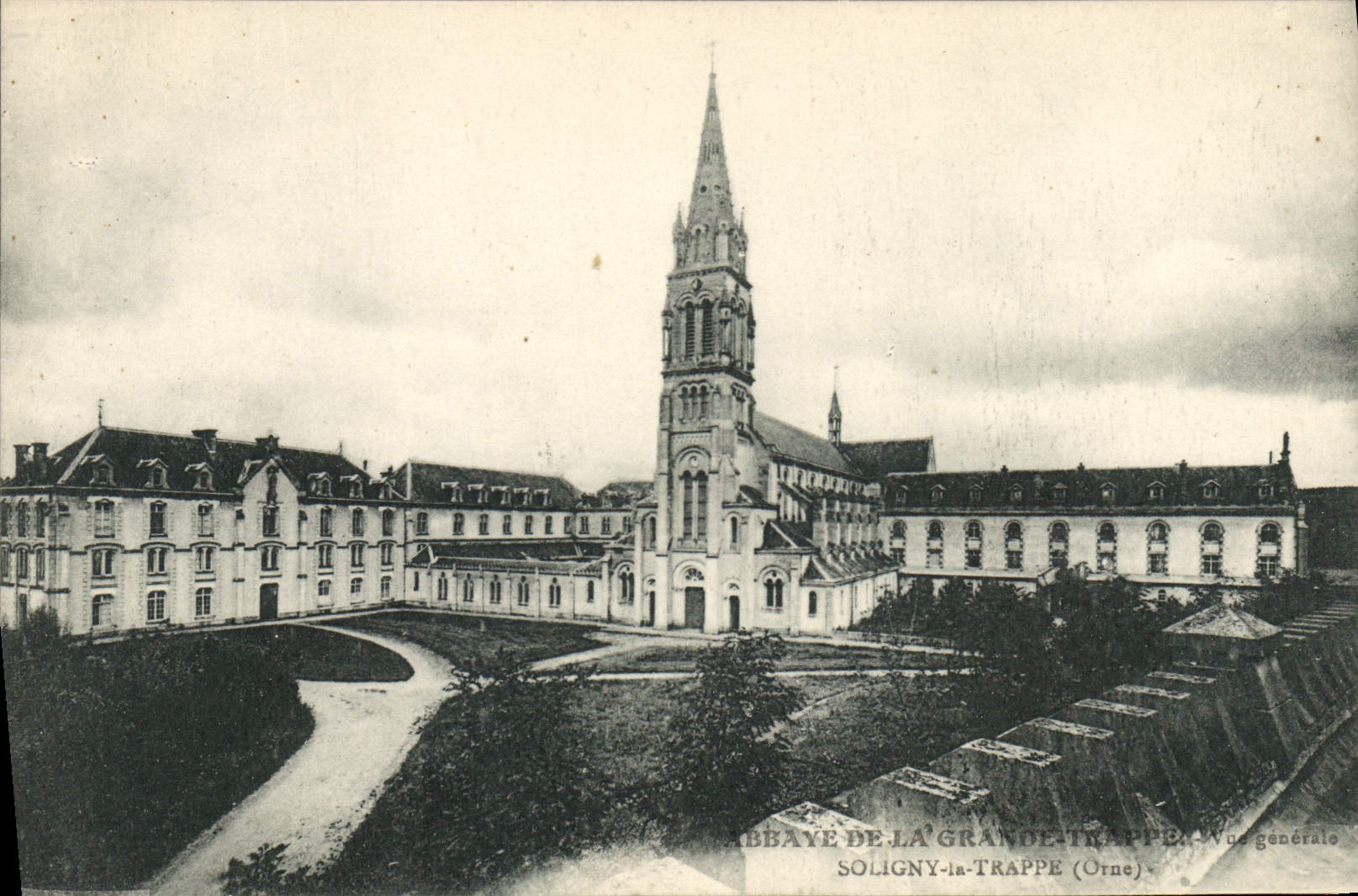 Abbaye de La Grande-Trappe — Vue générale — Soligny-la-Trappe (Orne)