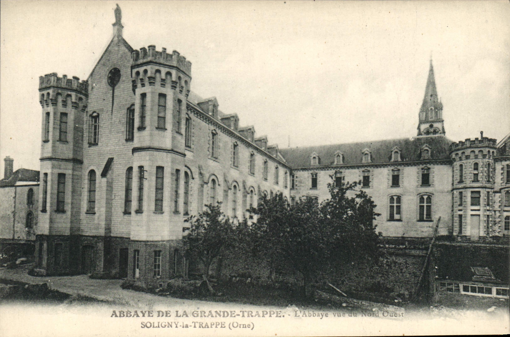 Abbaye de La Grande-Trappe — vue du Nord-Ouest — Soligny-la-Trappe (Orne)