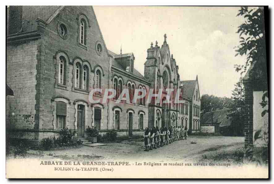 CPA Abbaye de La Grande Trappe Soligny la Trappe Orne Les Religieux se rendant aux traveaux des cham