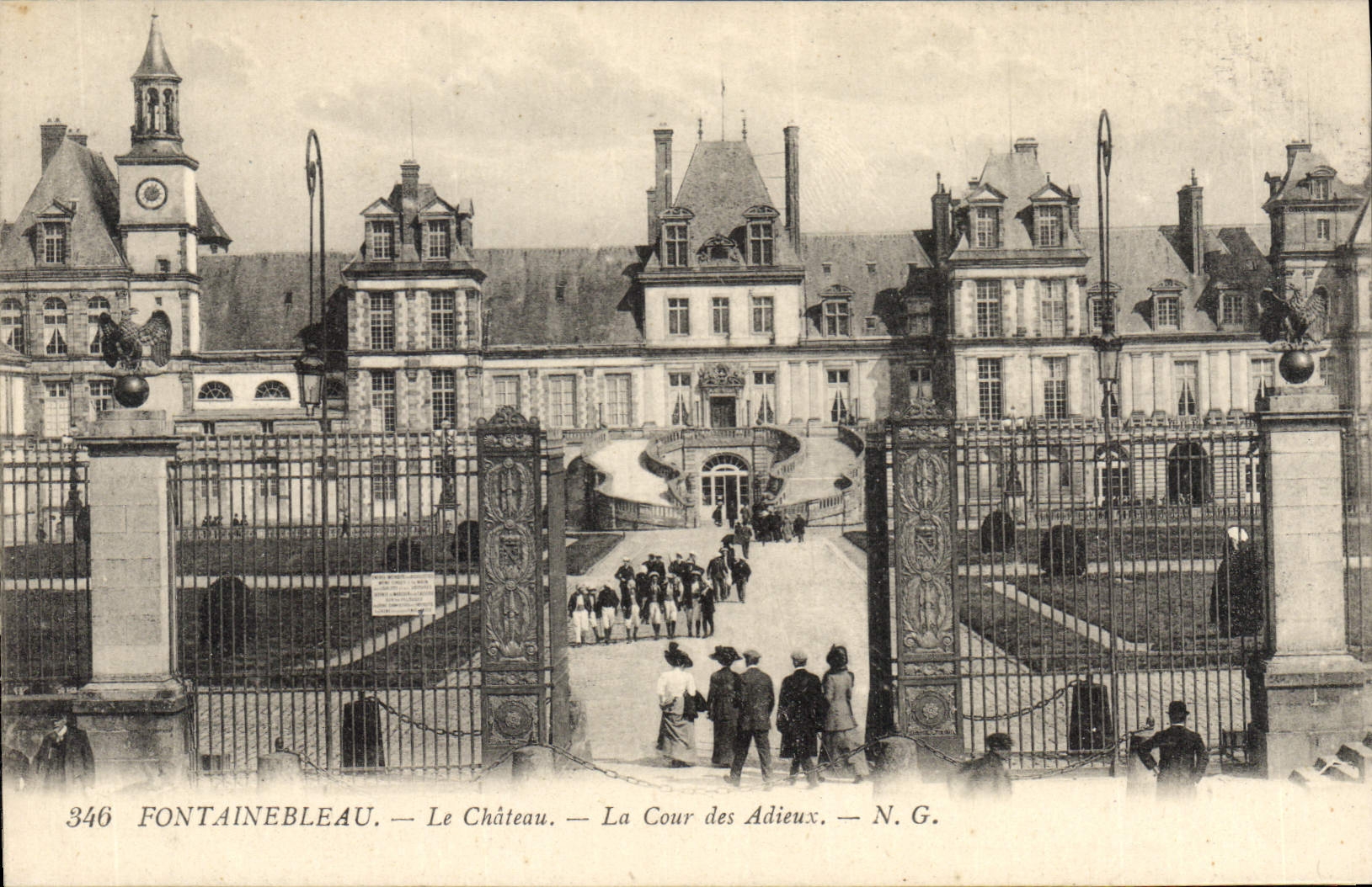 Fontainebleau — Das Schloss — Die Cour des Adieux — N.G.