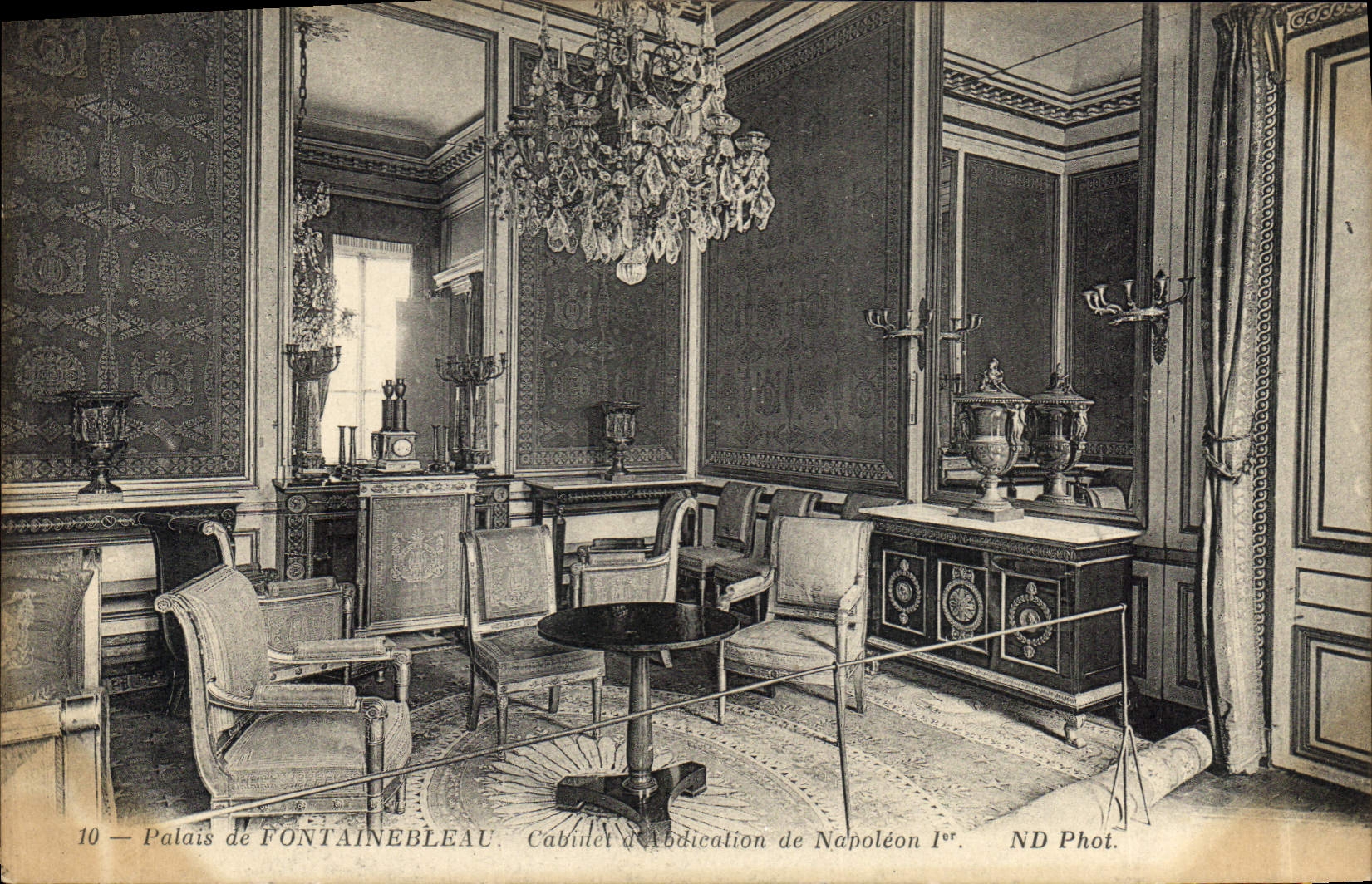 Palais de FONTAINEBLEAU — Cabinet d'Abdication de Napoléon Ier — ND Phot.