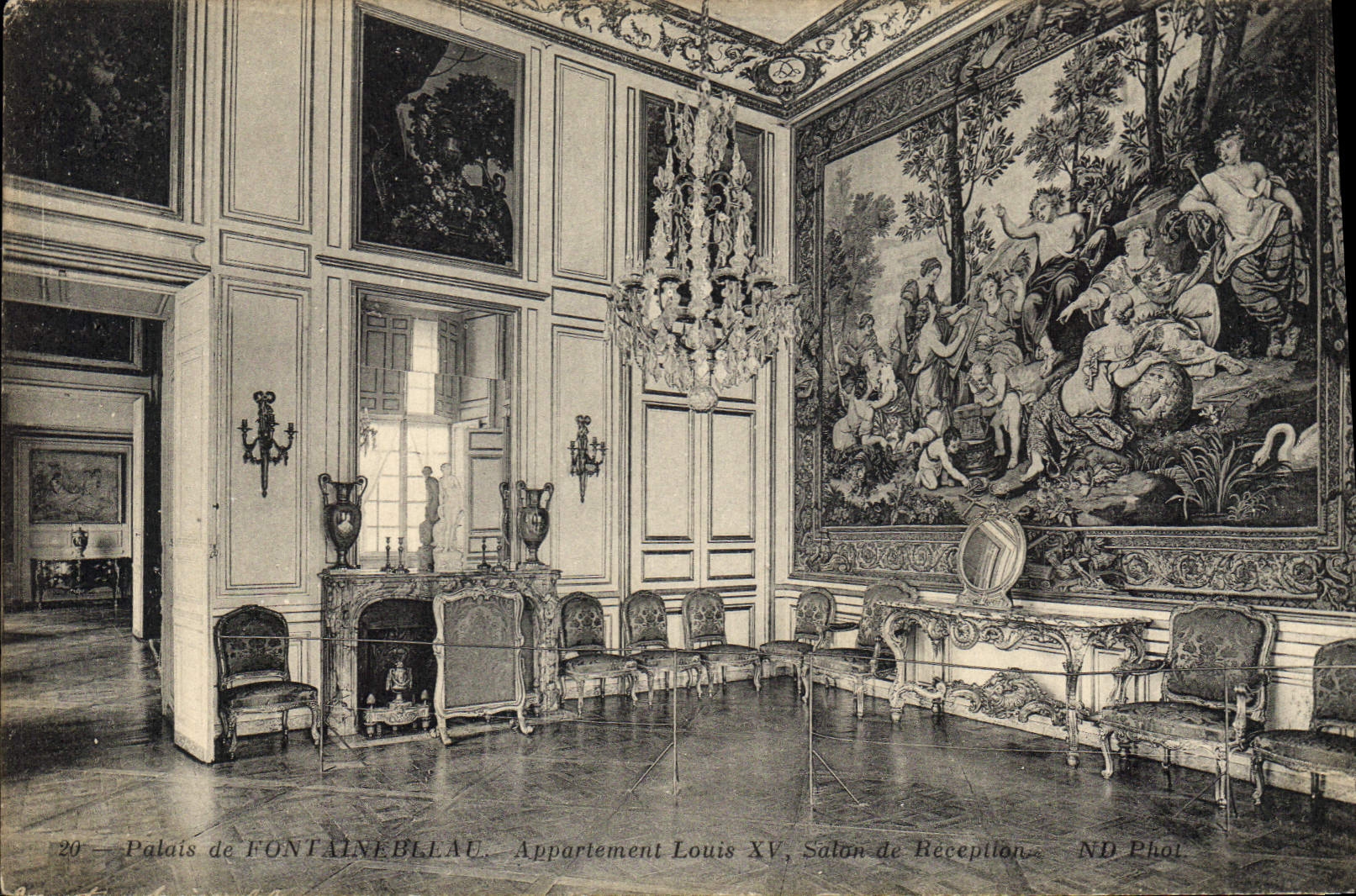 Palais de FONTAINEBLEAU — Appartement Louis XV, Salon de Réception — ND Phot.