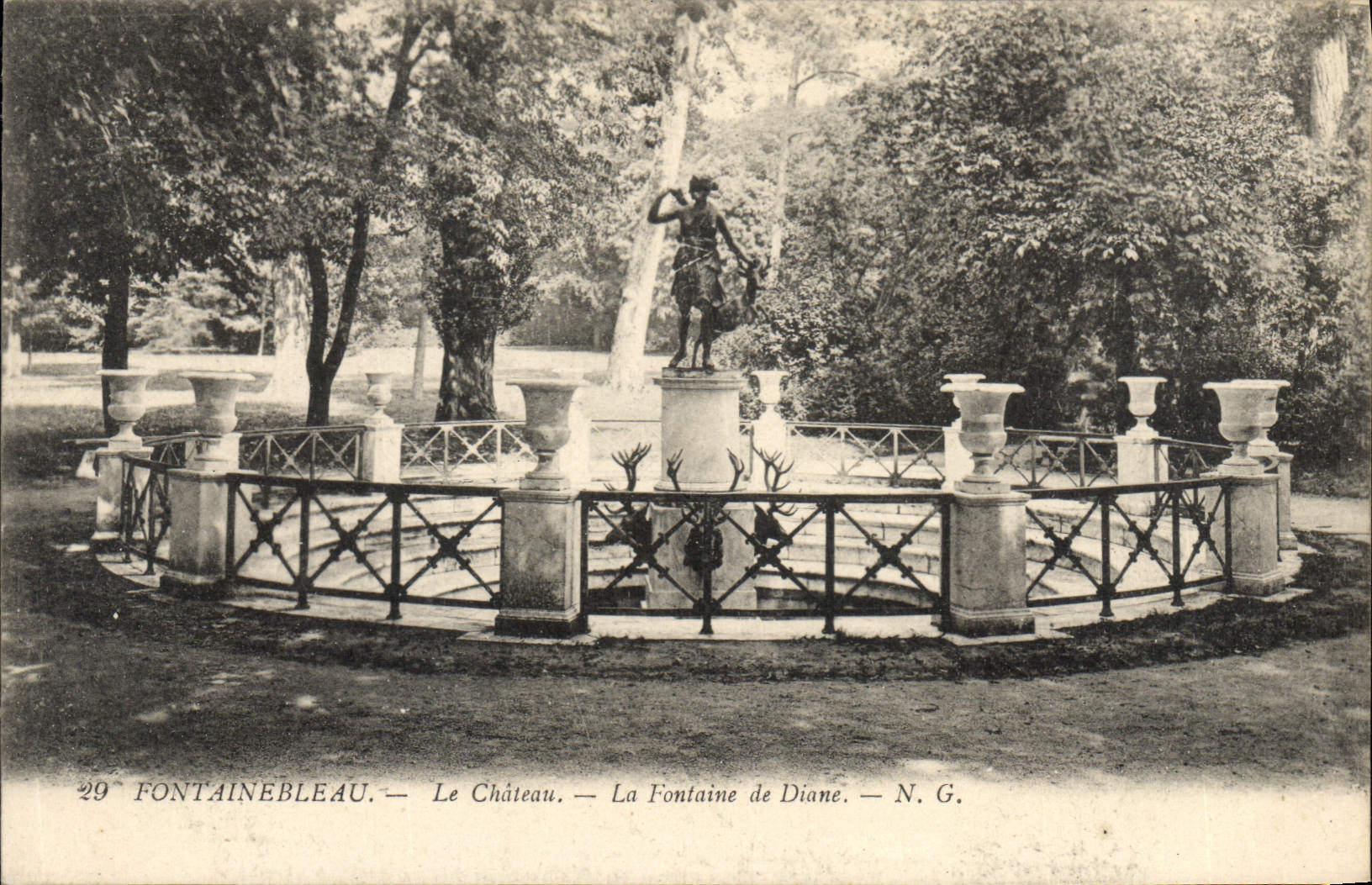 Fontainebleau — Le Château — La Fontaine de Diane — N. G.