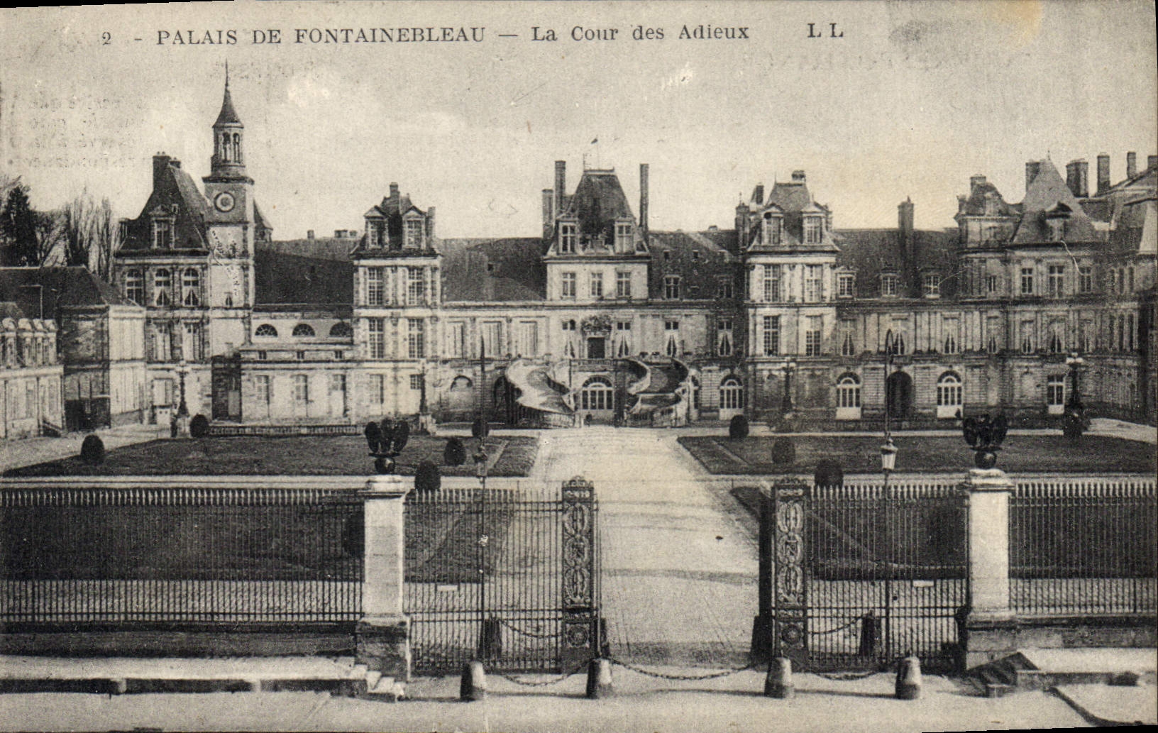 Palais de Fontainebleau — La Cour des Adieux — LL