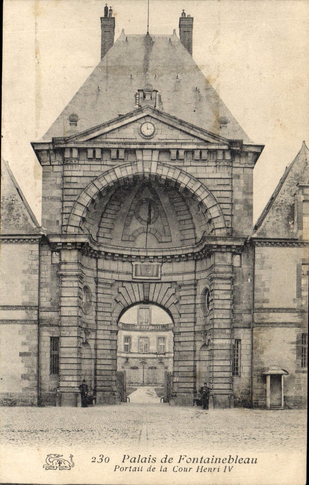 Schloss Fontainebleau — Portal der Cour Henri IV — Verlag CPAPHIL Nr. 230
