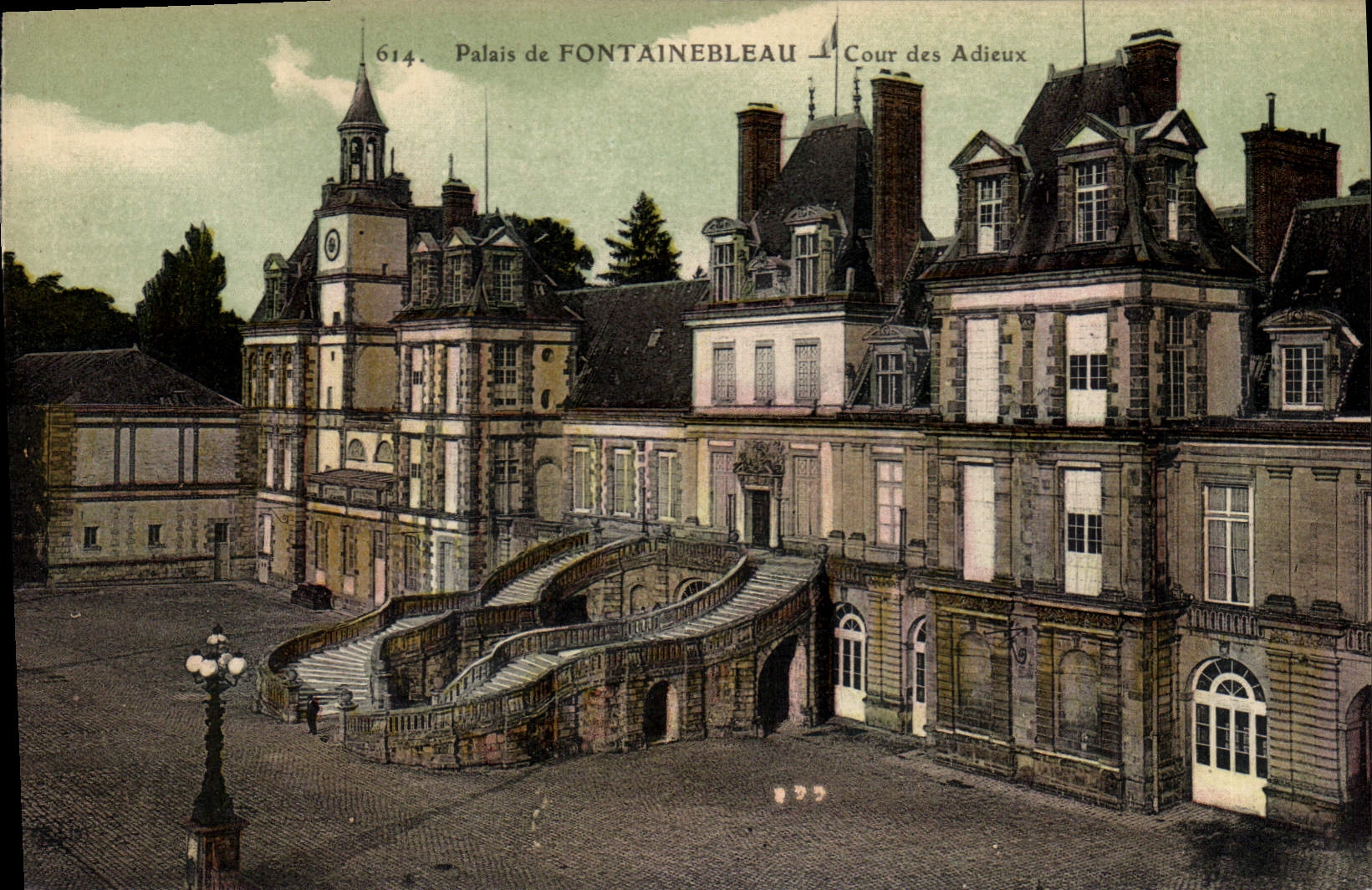 Palais de FONTAINEBLEAU — Cour des Adieux — éditeur CPAPHIL, n° 614