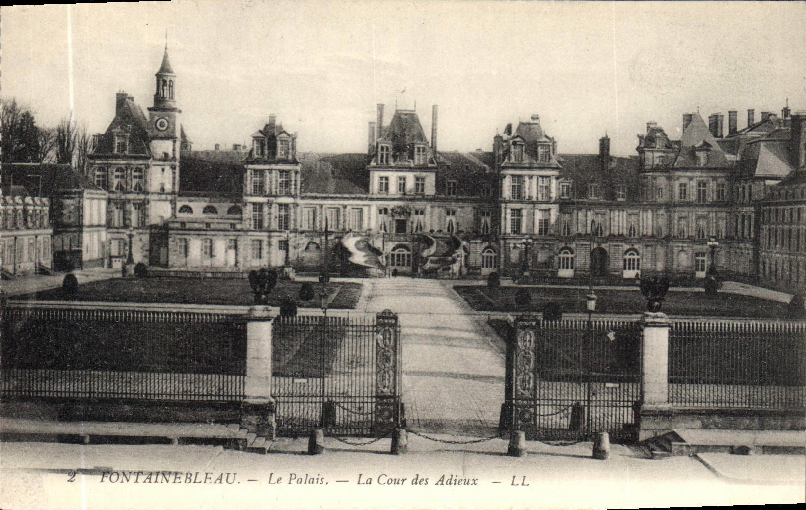 Fontainebleau — El Palacio — La Cour des Adieux — LL