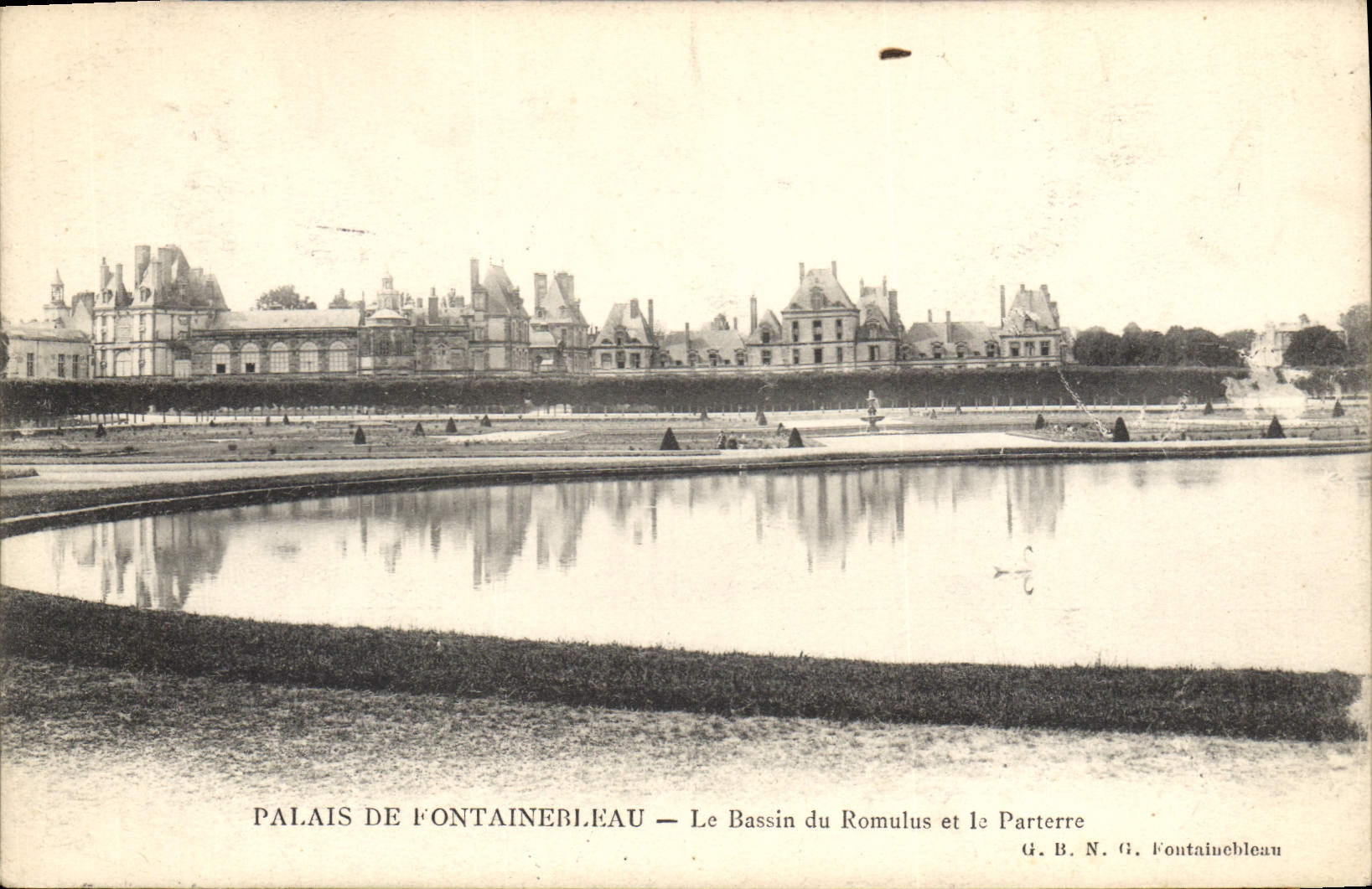 Palais de Fontainebleau — Le Bassin du Romulus et le Parterre — G. B. N. G. Fontainebleau