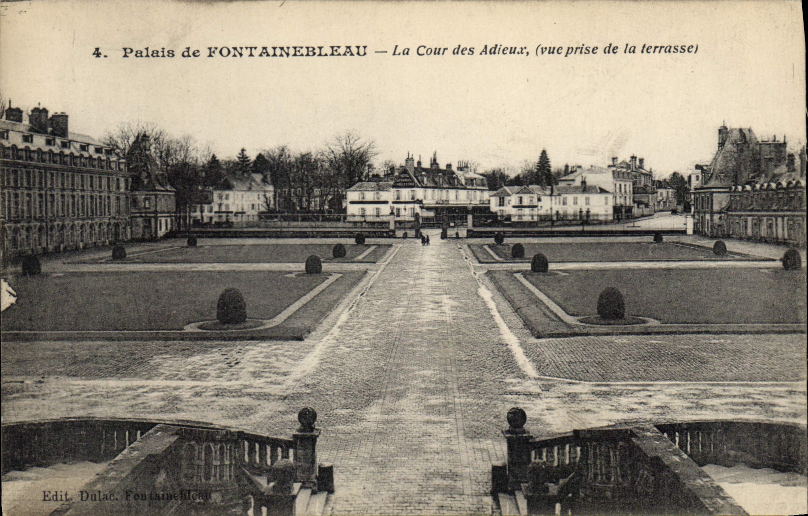 CPA Palais de Fontainebleau La Cour des Adieux vue prise de la terrasse 