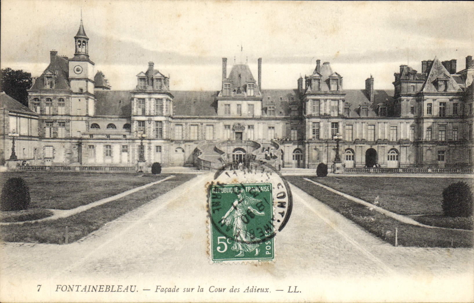 Fontainebleau — Fassade auf der Cour des Adieux — LL.