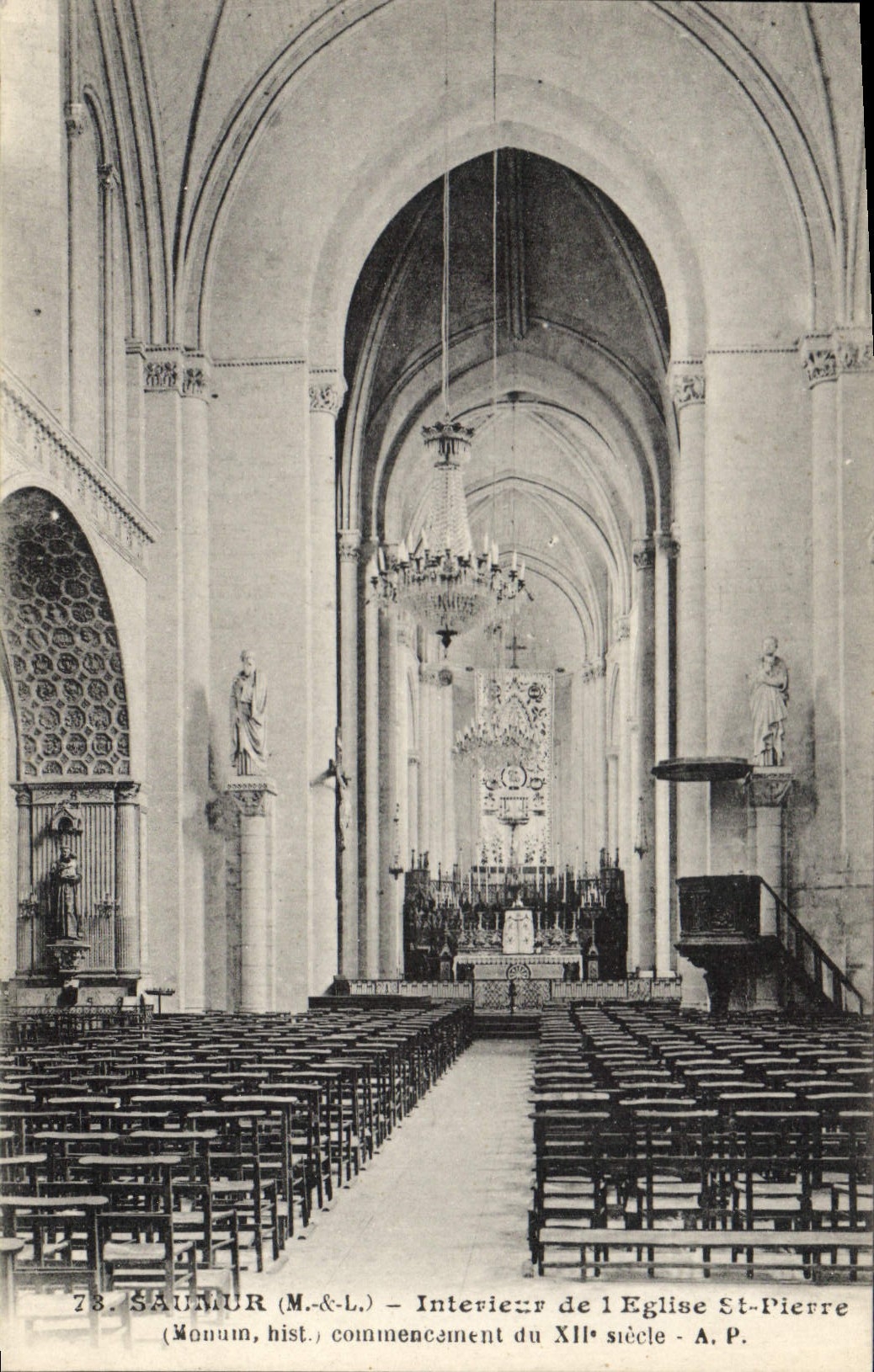 CPA Saumer M et L Interieur de l'Eglise St Pierre 