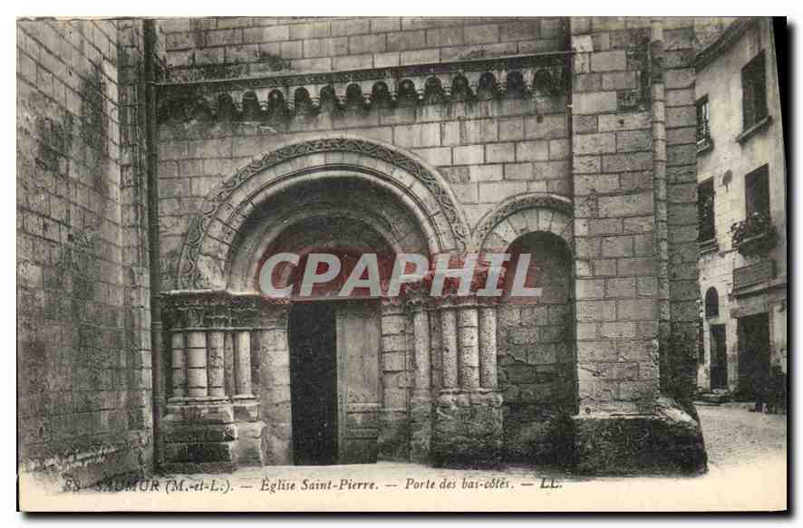 CPA Saumer M et L Eglise Saint Pierre Porte des Bas cotes 