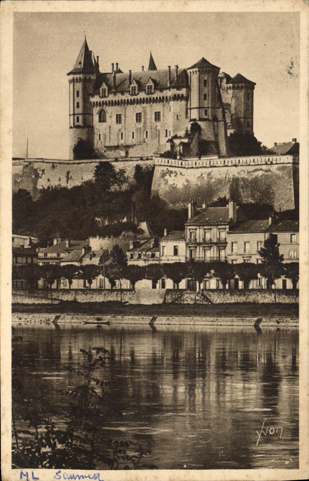 CPA Chateaux de la Loire Saumur Maine et Loire le Chateau vu des rives de la Loire 
