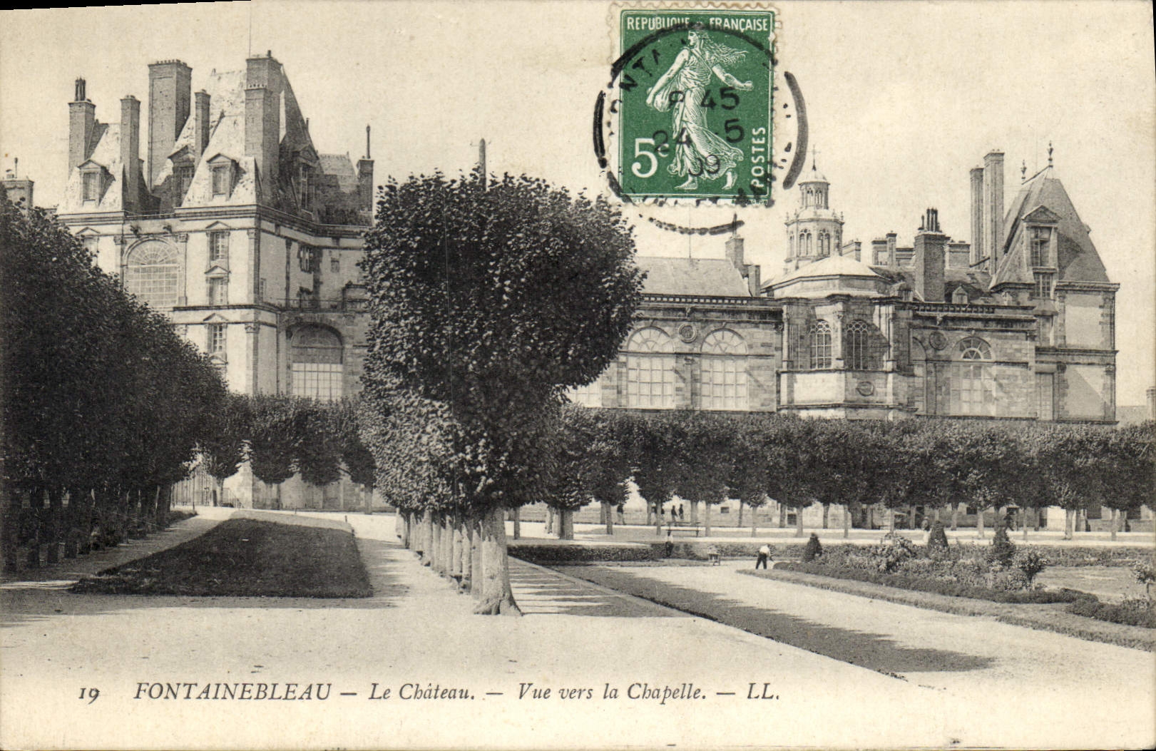 Fontainebleau — Le Château — Vue vers la Chapelle — LL.