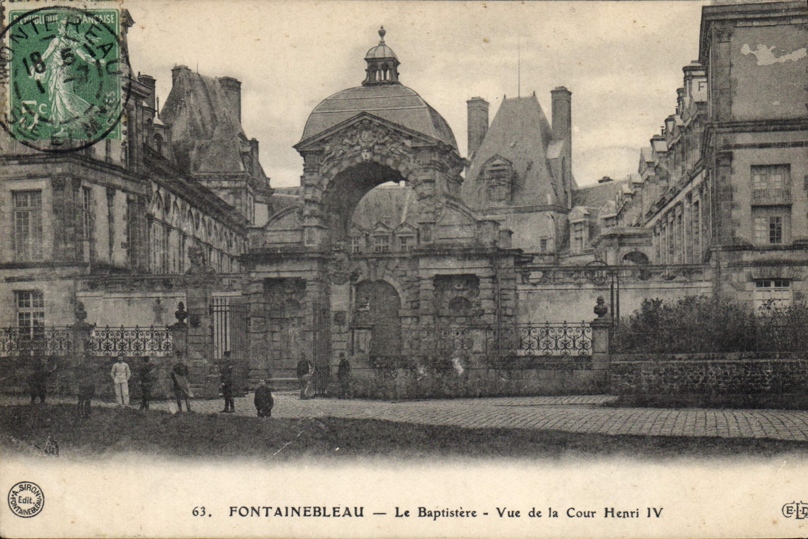 Fontainebleau — Le Baptistère — Vue de la Cour Henri IV — Éditeur Siron
