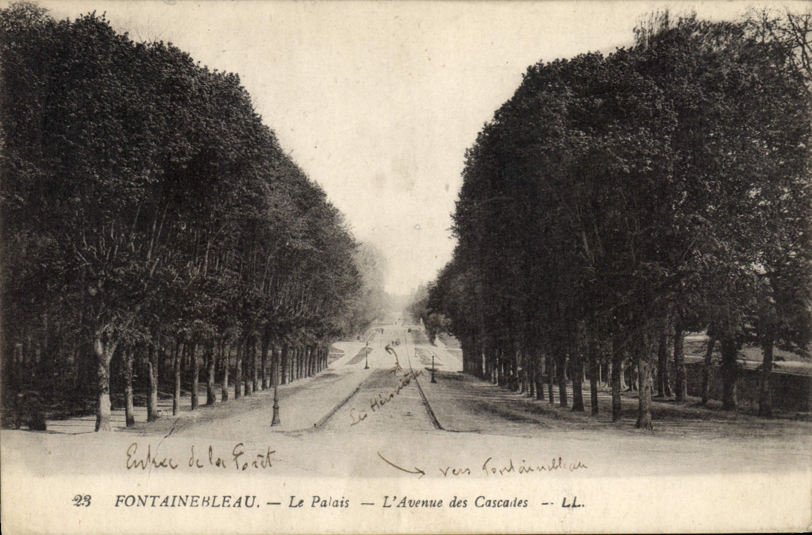 Fontainebleau — Le Palais — L'Avenue des Cascades — LL.