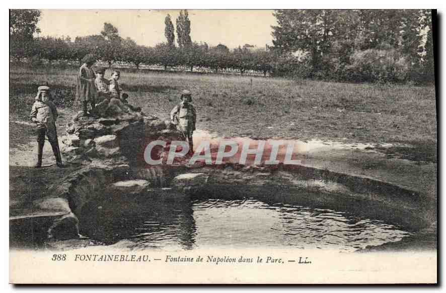 Napoleonsbrunnen im Park — FONTAINEBLEAU — LL.