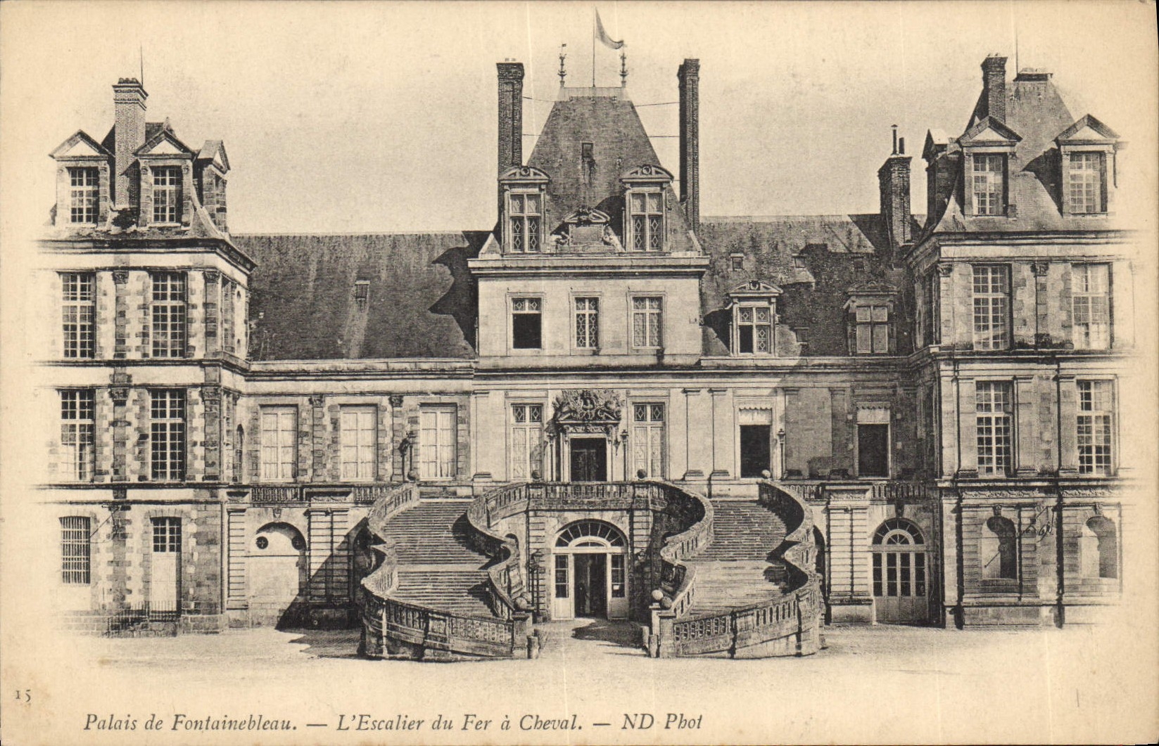 Palais de Fontainebleau — L'Escalier du Fer à Cheval — ND Pbot