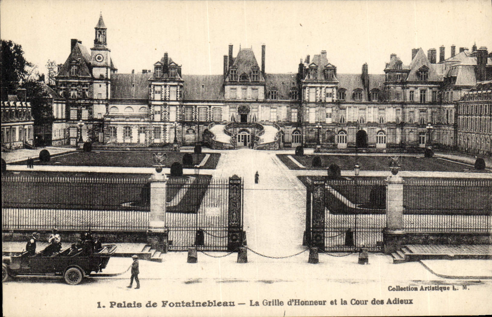 Palais de Fontainebleau — La Grille d'Honneur et la Cour des Adieux — Collection Artistique L. M.