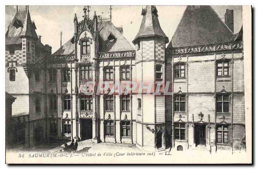 CPA Saumur Maine et Loire L'Hotel de Ville Cour interieure 