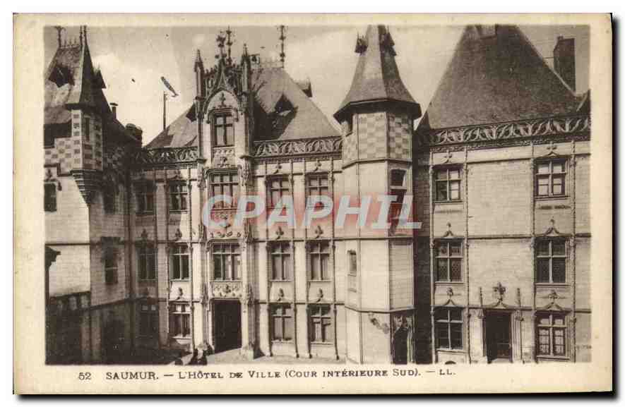 CPA Saumur L'Hotel de Ville Cour Interieure Sud 