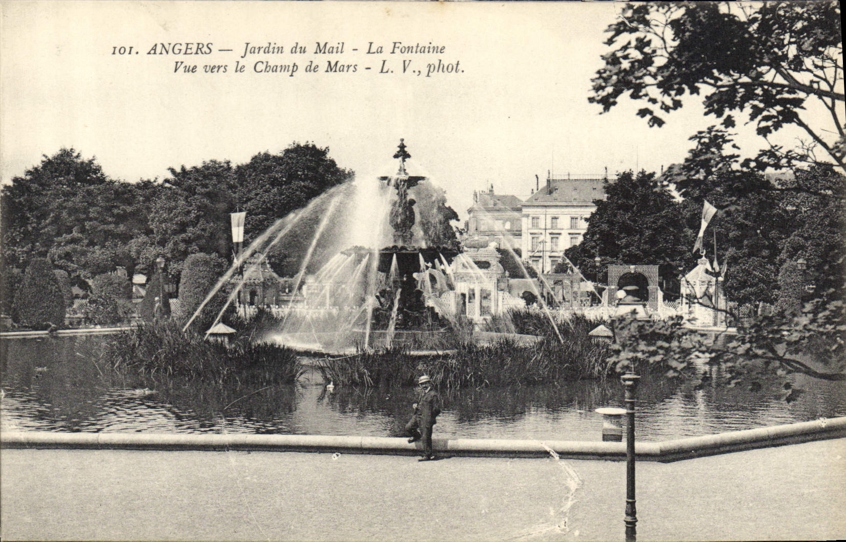 CPA Angers Jardin du Mail La Fontaine Vue vers le Champ de Mars 