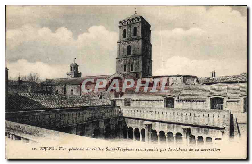 Arles - Vue générale du cloître Saint-Trophime remarquable par la richesse de sa décoration — CPAPHIL