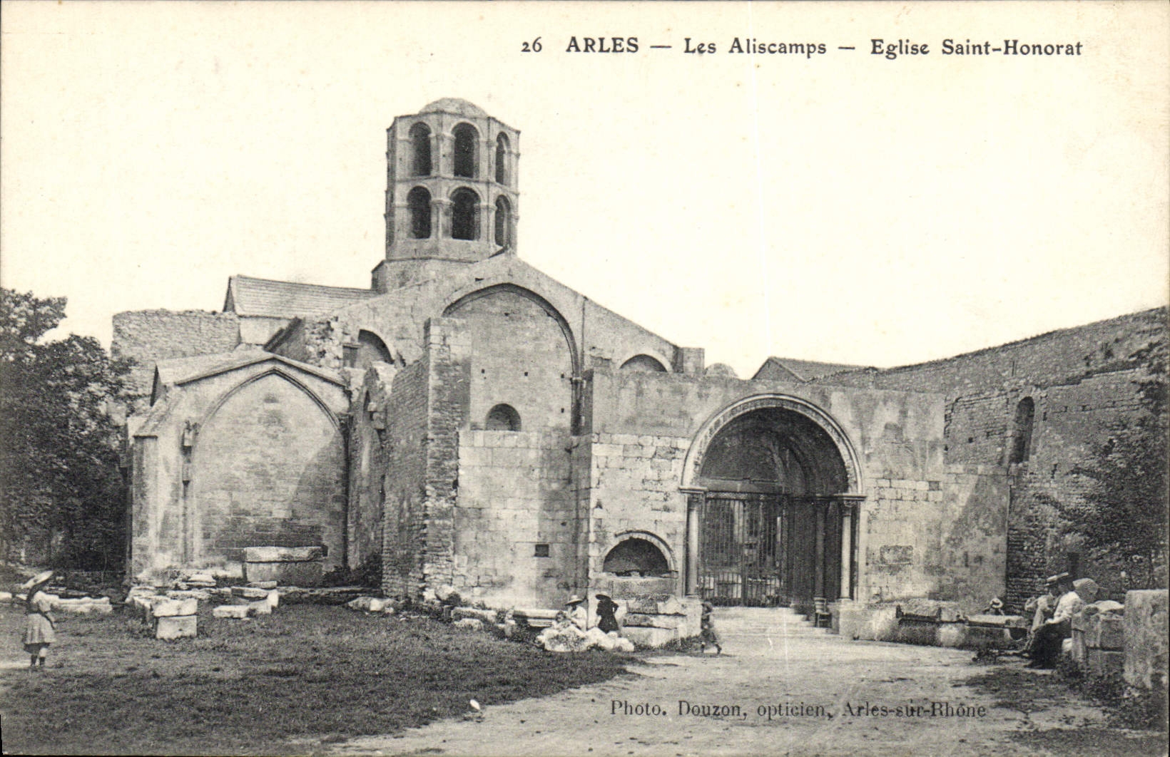 CPA Arles Les Aliscamps Eglise Saint Honorat 