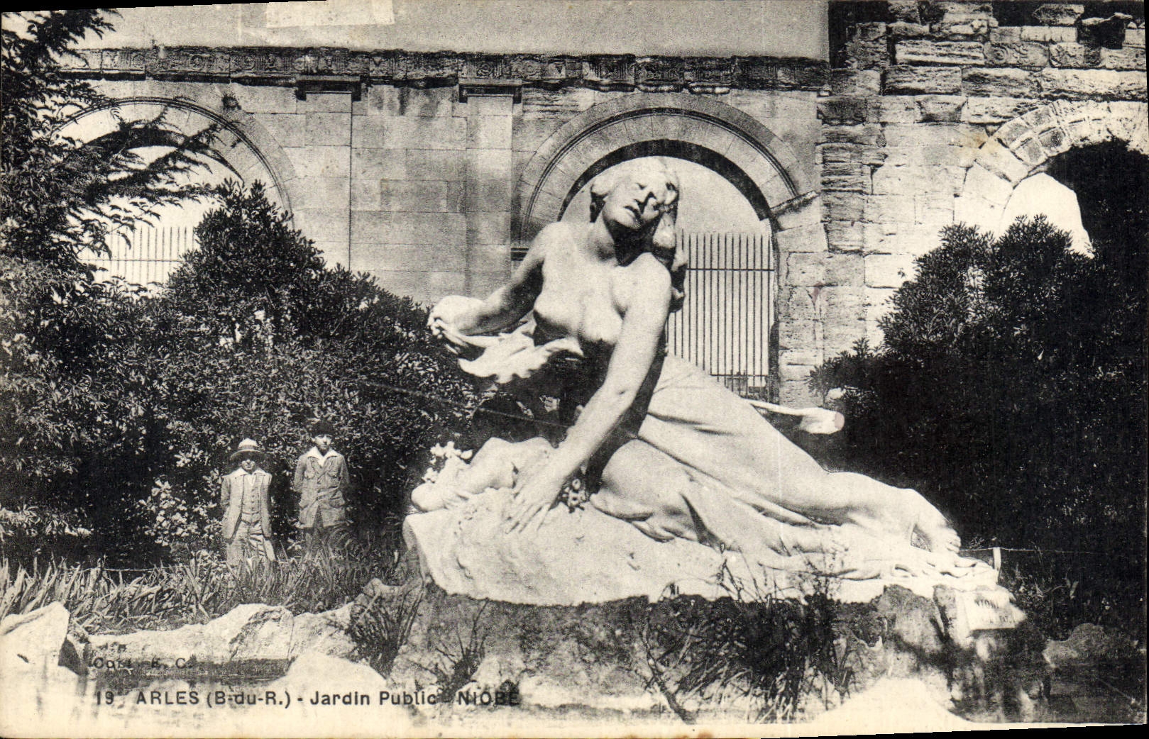 CPA Arles B du R Jardin Public Niobe 