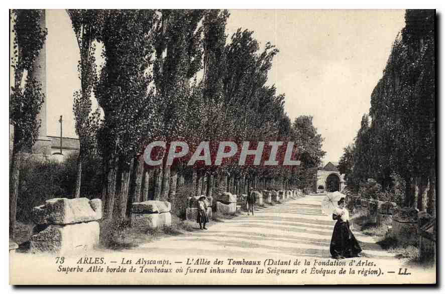 CPA Arles Les Alyscamps L'Allee des Tombeaux Datant de la Fondation d'Arles 