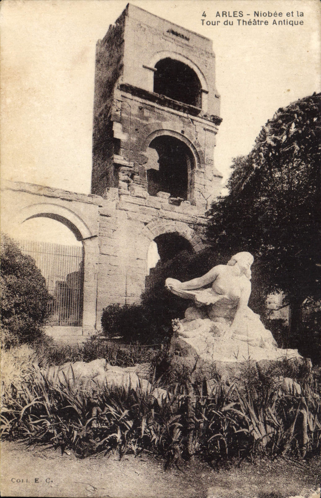 Arles - Niobée et la Tour du Théâtre Antique — Coll. E.C.