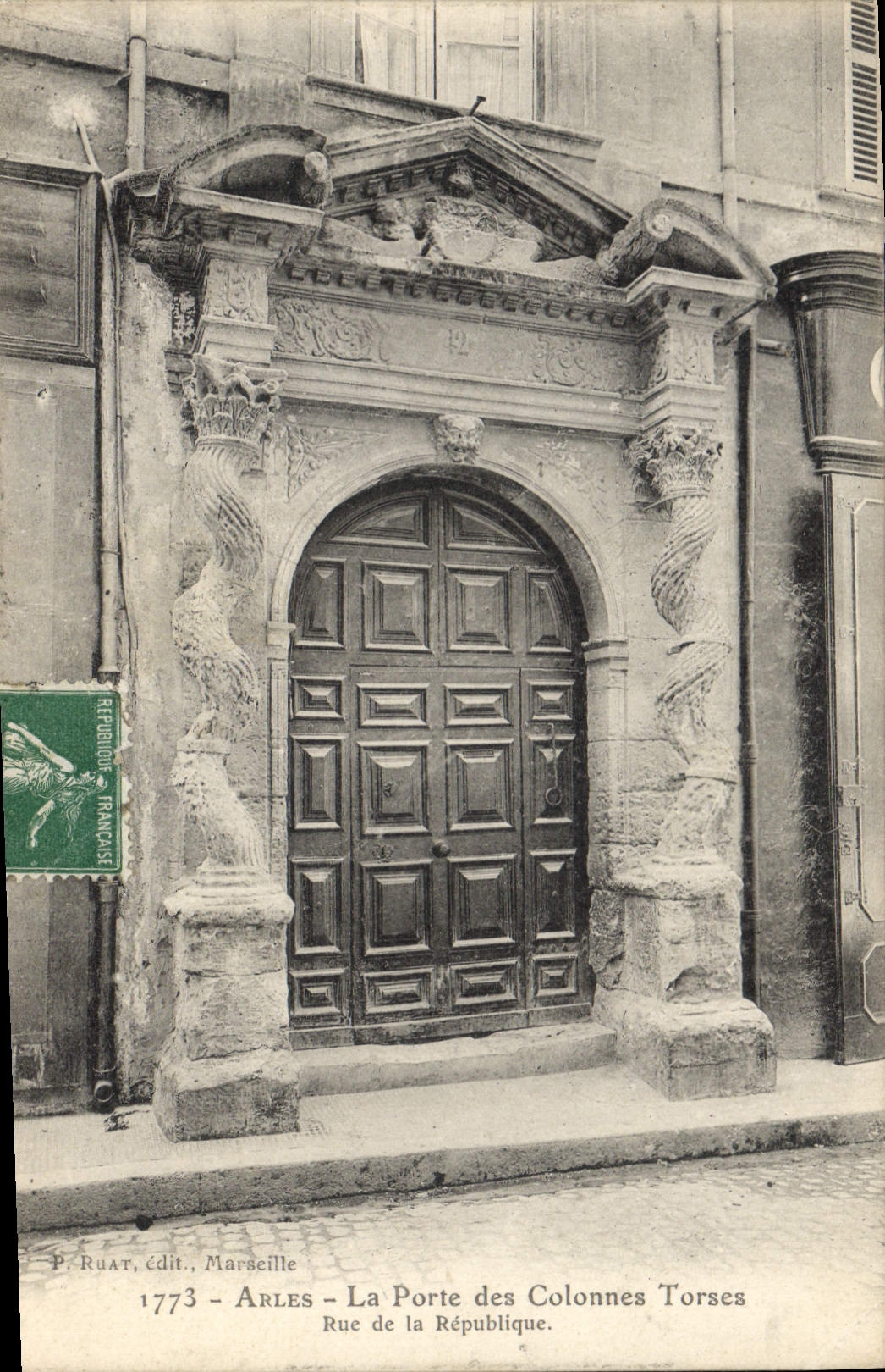 Arles - La Porte des Colonnes Torses - Rue de la République — P. Ruat, édit., Marseille