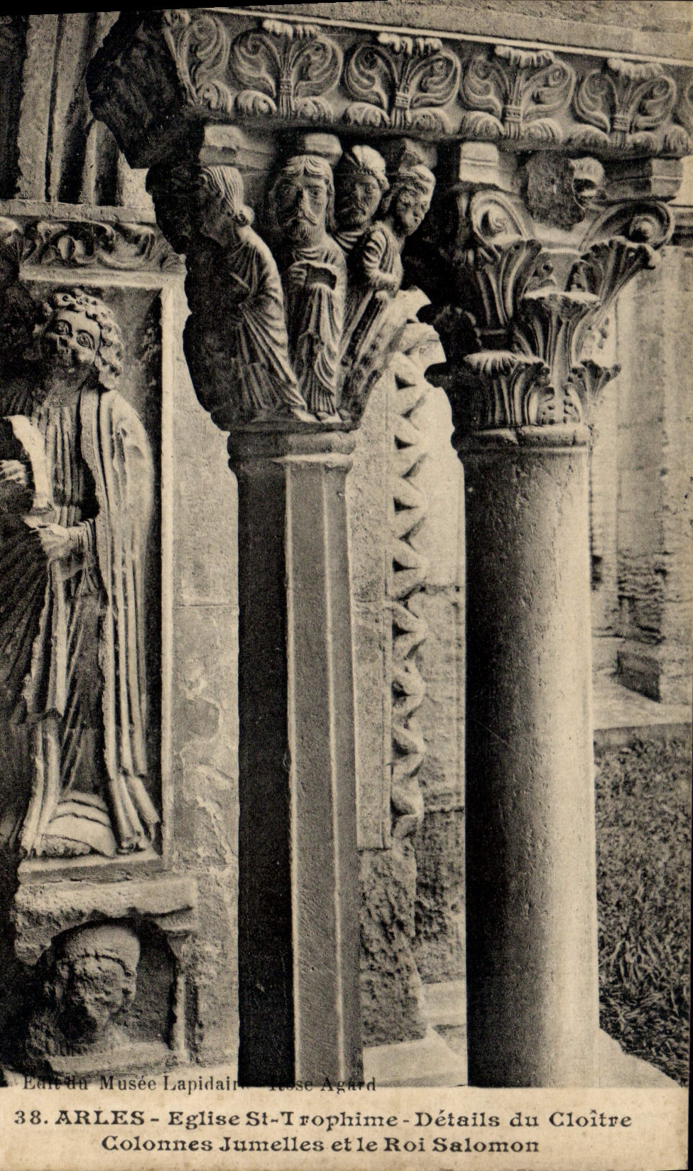 Arles - Détails du Cloître de l'Église Saint-Trophime - Colonnes jumelles et le Roi Salomon