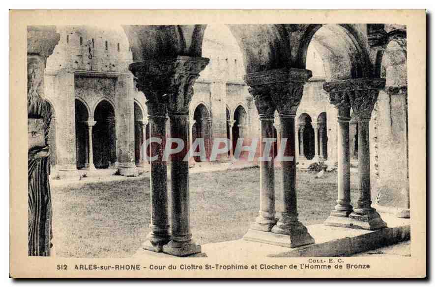 CPA Arles sur Rhone Cour du Cloitre St Trophime et Clocher de l'Homme de Bronze 