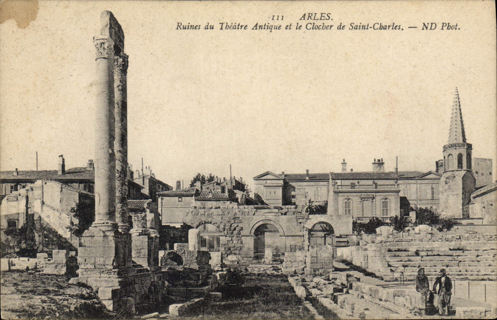 Arles — Ruines du Théâtre Antique et le Clocher de Saint-Charles — ND Phot.