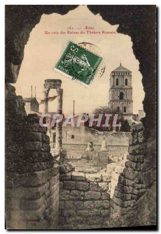 CPA Arles Un Coin des Ruines du Theatre Romain 