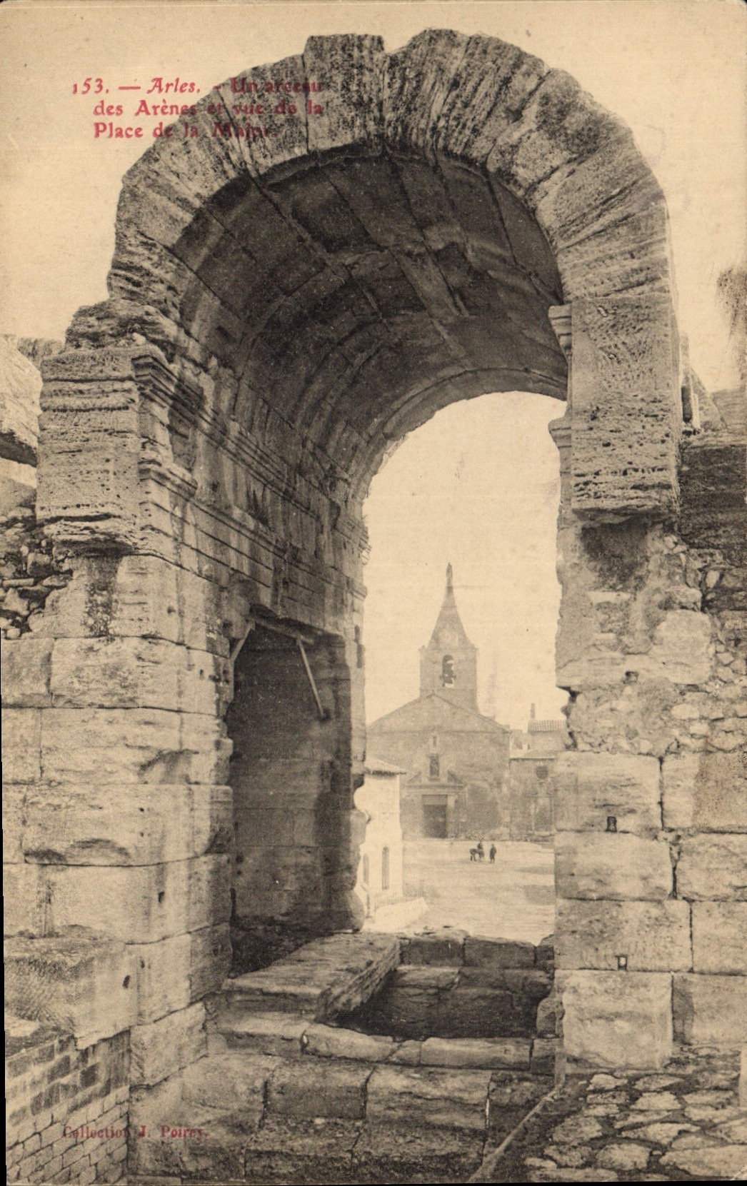 Arles — Un arc de triomphe des Arènes vue de la Place de la République — Collection J. Poiret