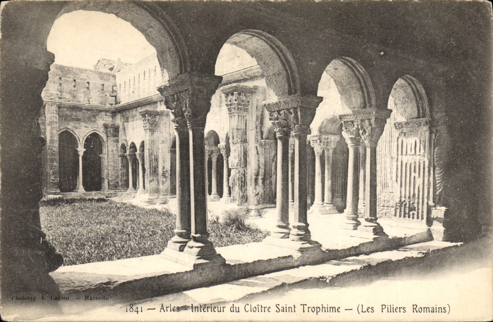 Arles — Intérieur du Cloître Saint Trophime — (Les Piliers Romains) — E. Lacour — Marseille