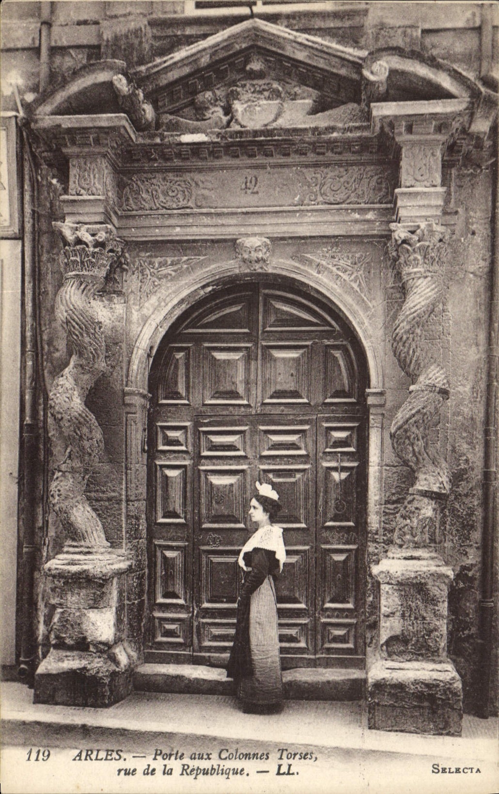 Arles — Porte aux Colonnes Torses, rue de la République — SELECTA n°119