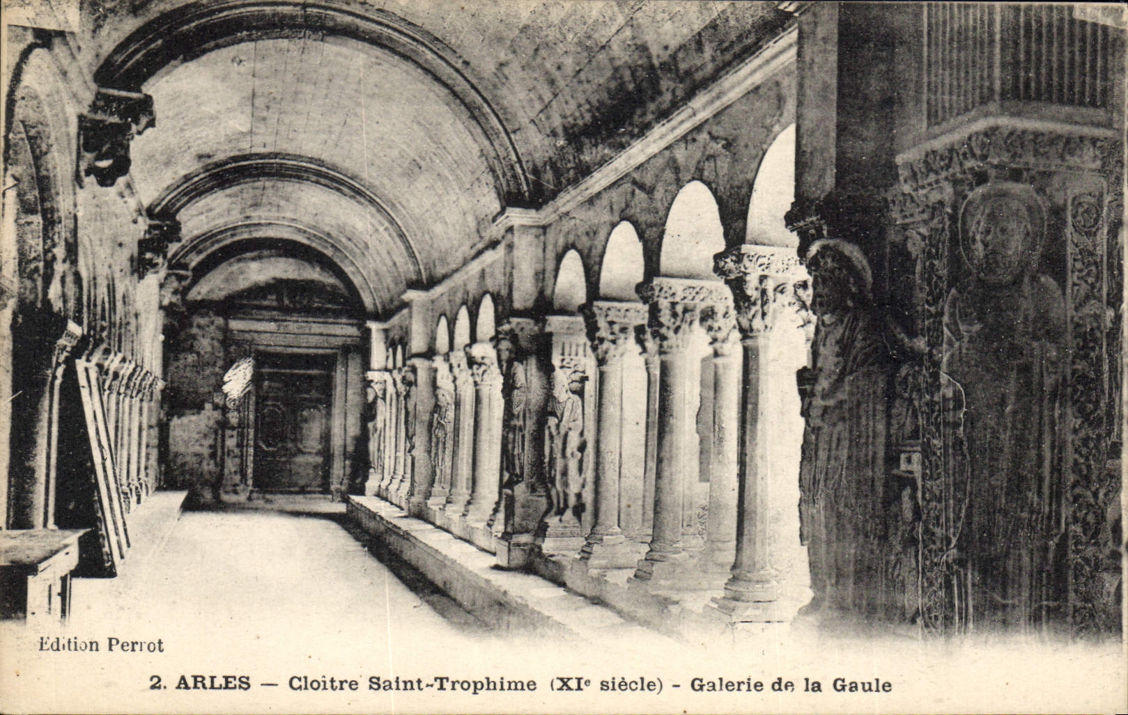Arles — Cloître Saint-Trophime (XIe siècle) — Galerie de la Gaule — Édition Perrot
