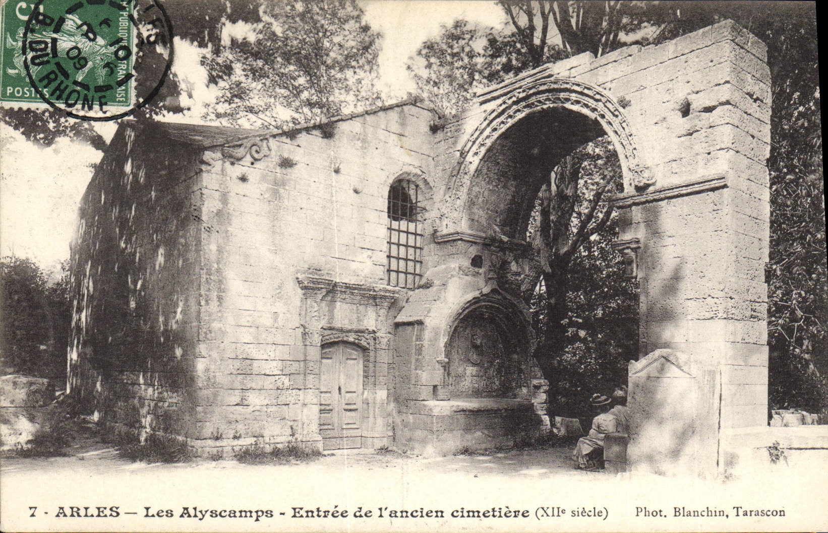 Les Alyscamps - Eingang zum alten Friedhof (12. Jahrhundert) — Fot. Blanchin, Tarascon