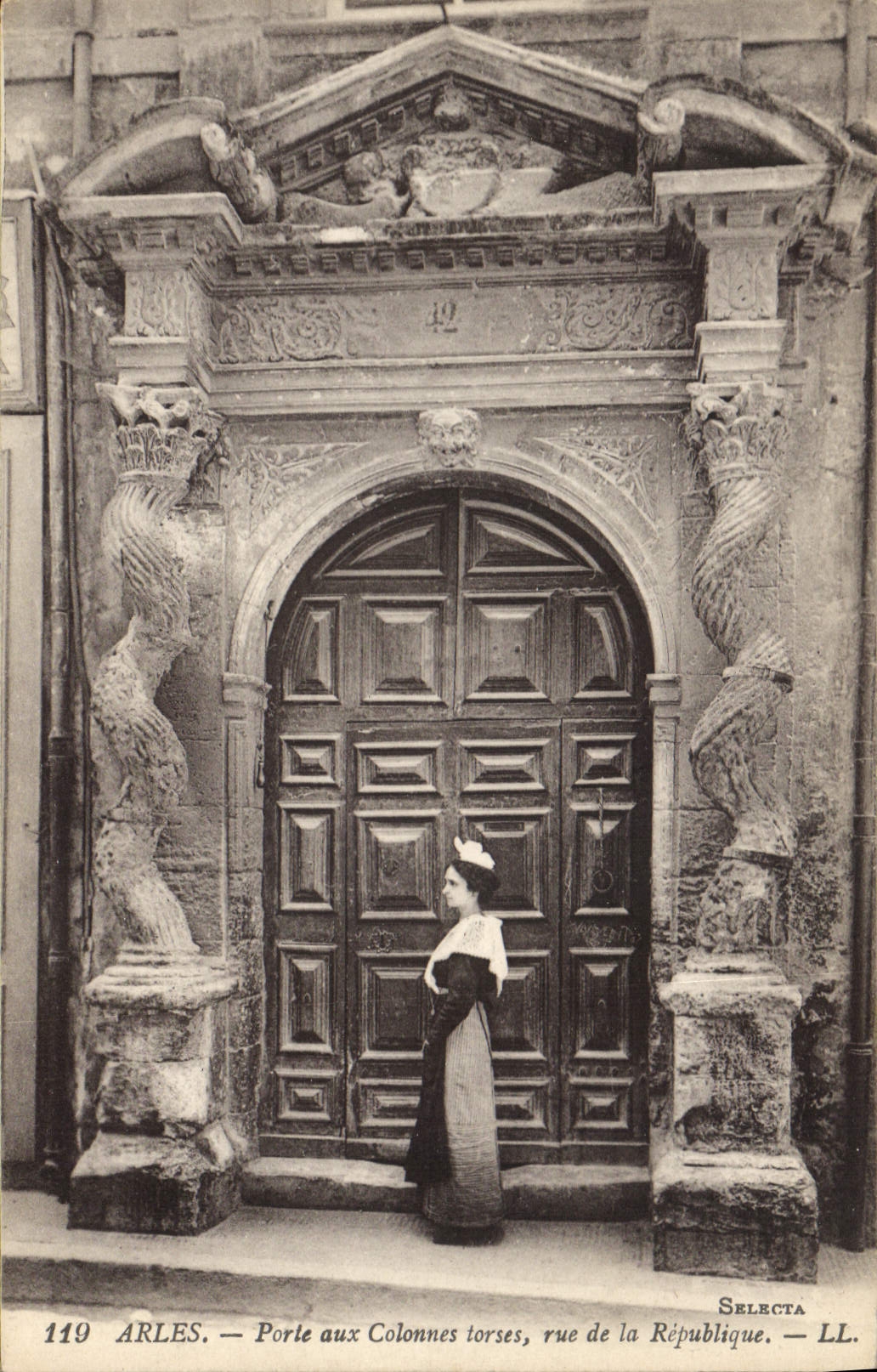Arles — Porte aux Colonnes torses, rue de la République — Selecta — LL.