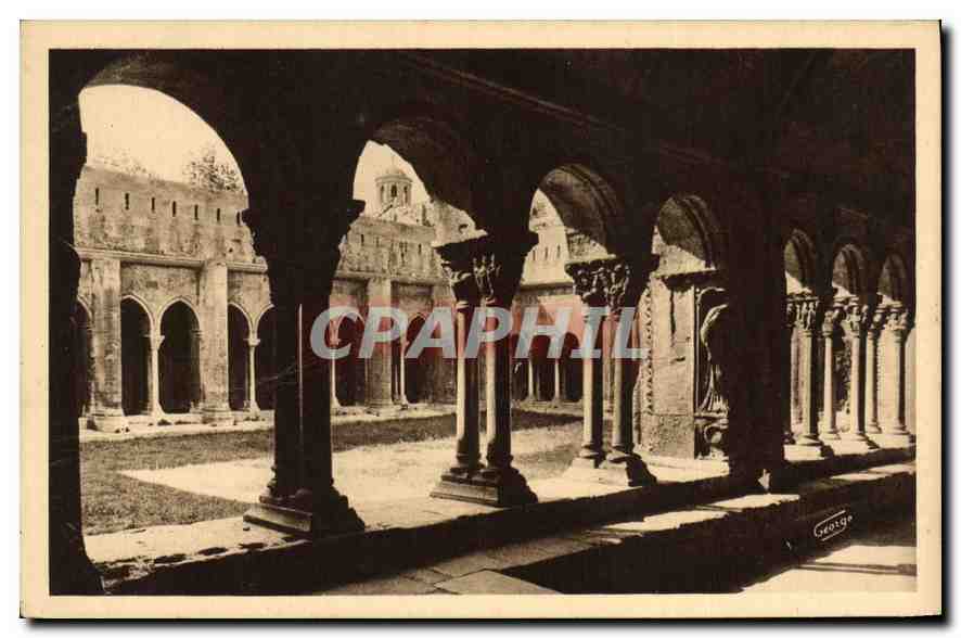 CPA Arles sur Rhone Cour du Cloitre Saint Trophime et Clocher de l'Homme de Bronze 